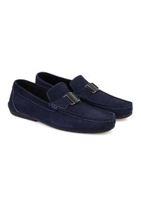 Marineblaue Wildleder-Loafers mit runder Zehenform, kontrastierenden Nähten und einem dekorativen Metallschnalle-Akzent auf dem Blatt.