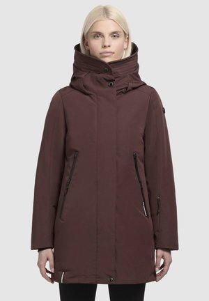Bordeaux geïsoleerde jas heeft een hoge kraag en voorzakken met rits. Gemaakt van glad materiaal met een knoopdetail op de kraag.
