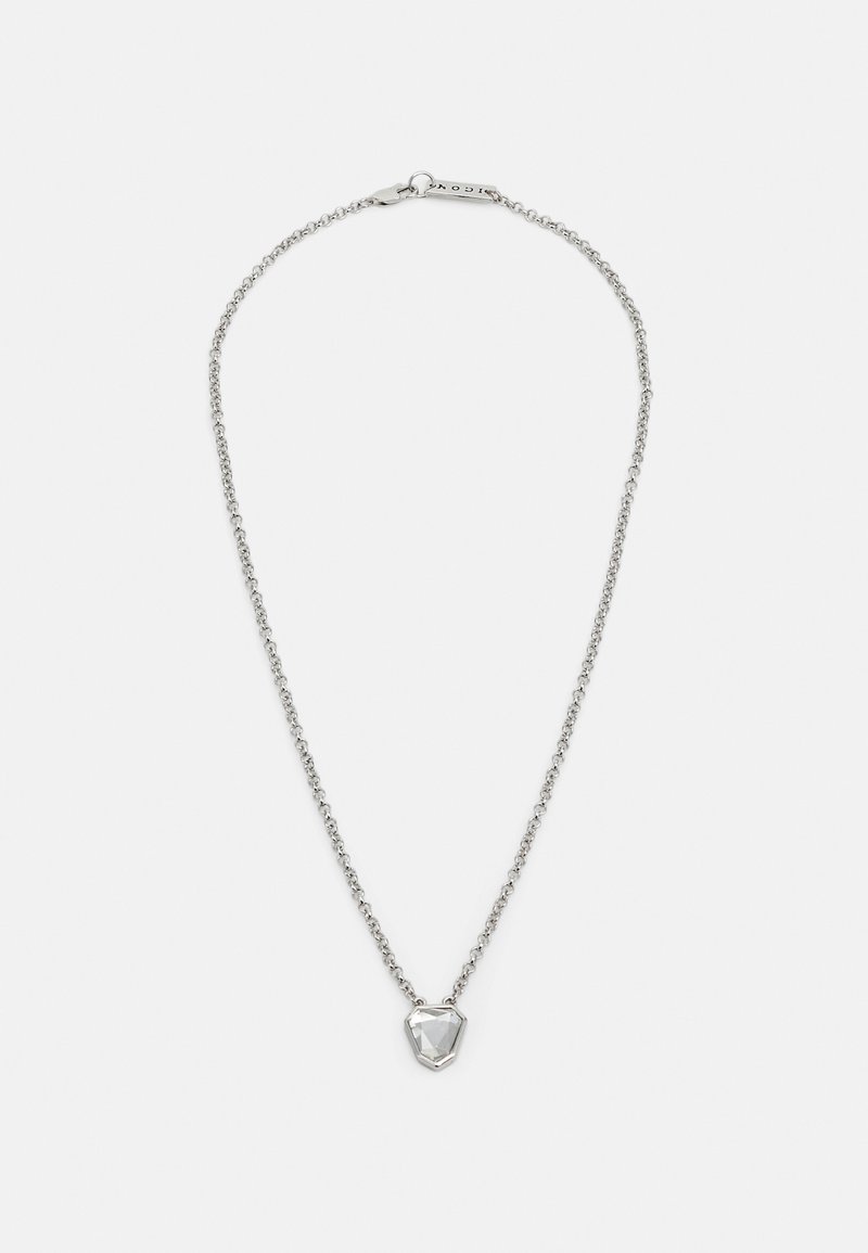 Sølvkjede med en geometrisk anheng som har en klar stein, og viser en polert finish og intrikat metallarbeid.