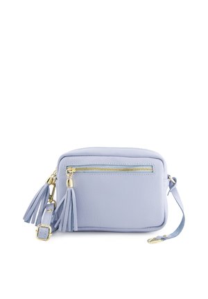 Světle modrá kožená crossbody kabelka se zlatým zipem, střapcovými doplňky a nastavitelným popruhem na bílém pozadí.