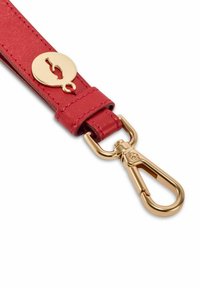 Czerwony pasek ze skóry z metalowym, złotym klipsem i elementami. Posiada okrągły złoty emblemat i gładką fakturę. Widoczne szczegóły przeszycia.