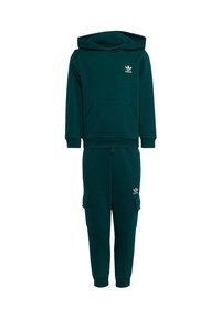 Ensemble de survêtement deux pièces en coton vert, comprenant un sweat à capuche avec une poche frontale et un pantalon de jogging assorti avec des poches cargo sur les côtés.