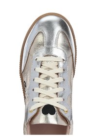 Sneaker metallico argento con punta rotonda, lacci crema, tomaia testurizzata e accento a forma di cuore nero sulla punta. Suola in gomma per una migliore aderenza.