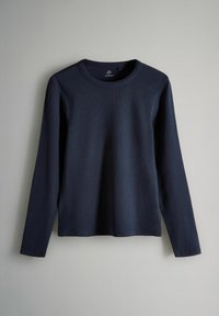 Sametöödega navy sinine pikakä sleeves t-särk, mis on valmistatud siledast kangast, ümmarguse kaelusega ja otse alläär. Lihtne disain, ilma lisamuster ja aktsentideta.