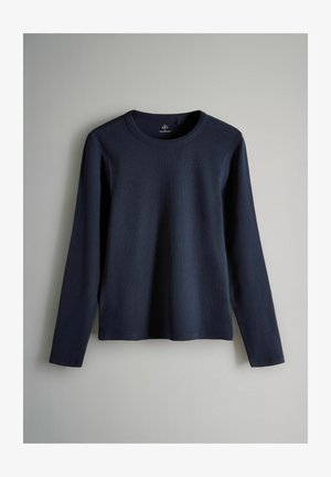 Marineblauwe lange mouwen t-shirt gemaakt van gladde stof, met een ronde halslijn en een rechte zoom. Eenvoudig ontwerp zonder extra patronen of accenten.