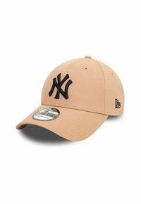 Gorra de béisbol beige con un logotipo de NY bordado en negro en la parte frontal, con un visor curvado y tela transpirable. Incluye una etiqueta de logotipo en el costado.