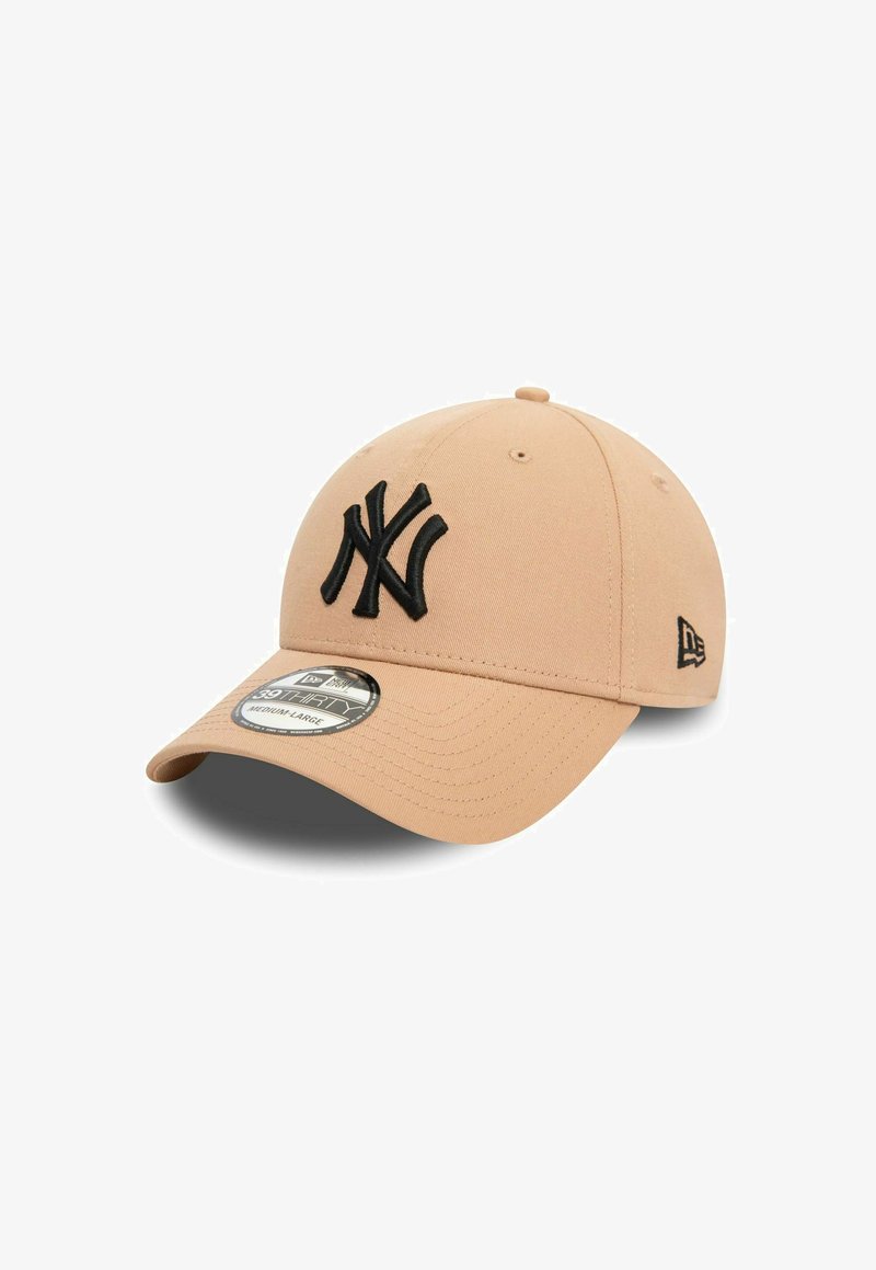 Gorra de béisbol beige con un logotipo de NY bordado en negro en la parte frontal, con un visor curvado y tela transpirable. Incluye una etiqueta de logotipo en el costado.