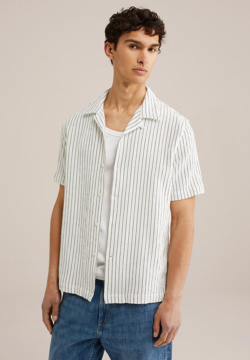 Short-sleeve shirt in white with thin blue stripes, featuring a collared neckline, button front, and relaxed fit, made of a lightweight material.