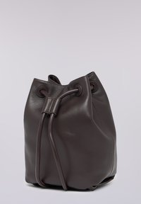 Brun læder bucket-taske med blød tekstur, justerbar snørelukning og sømløst design. Ingen yderligere mønstre eller hardware-detaljer synlige.