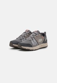 Skechers ESCAPE PLAN - Sneakers basse - tan/charcoal