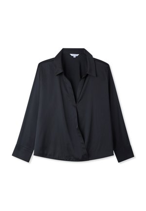 Czarna damska bluzka z długim rękawem, kołnierzykiem, ukrytymi guzikami z przodu i szerokimi mankietami, rozłożona na płasko na białym tle.