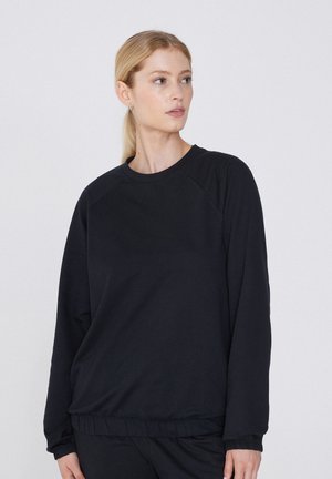 Černá mikina z měkké tkaniny s kulatým výstřihem, raglánovými rukávy a žebrovanými náplety. Disponuje uvolněným střihem a elastickým pasem.