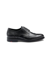 Schwarzer Leder-Halbschuh mit runder Zehe, Brogue-Verzierungen und Schnürdesign. Verfügt über eine strukturierte Laufsohle und ein minimales rotes Akzent.