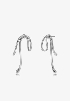 Hõbedase tooni kõrvarõngad, mis on kaunistatud voolava, skulpturaalse disainiga, piklike keerduvate kujudega ja siledaga, poleeritud pinnaga.