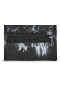 Portafoglio nero con una tasca con zip, caratterizzato da un design in tessuto testurizzato con motivi bianchi fumosi e un dettaglio in occhio di metallo.