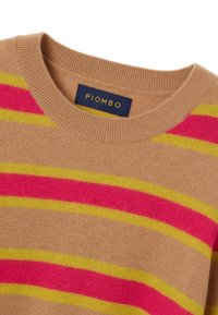 Brauner Strickpullover mit auffälligen rosa und gelben Streifen; gerippter Rundhalsausschnitt; Etikett "PIOMBO" in Blau mit goldener Schrift.