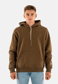 Felpa con cappuccio marrone realizzata in morbido tessuto, con tasca frontale, cordino beige e polsini a costine. Vestibilità casual.