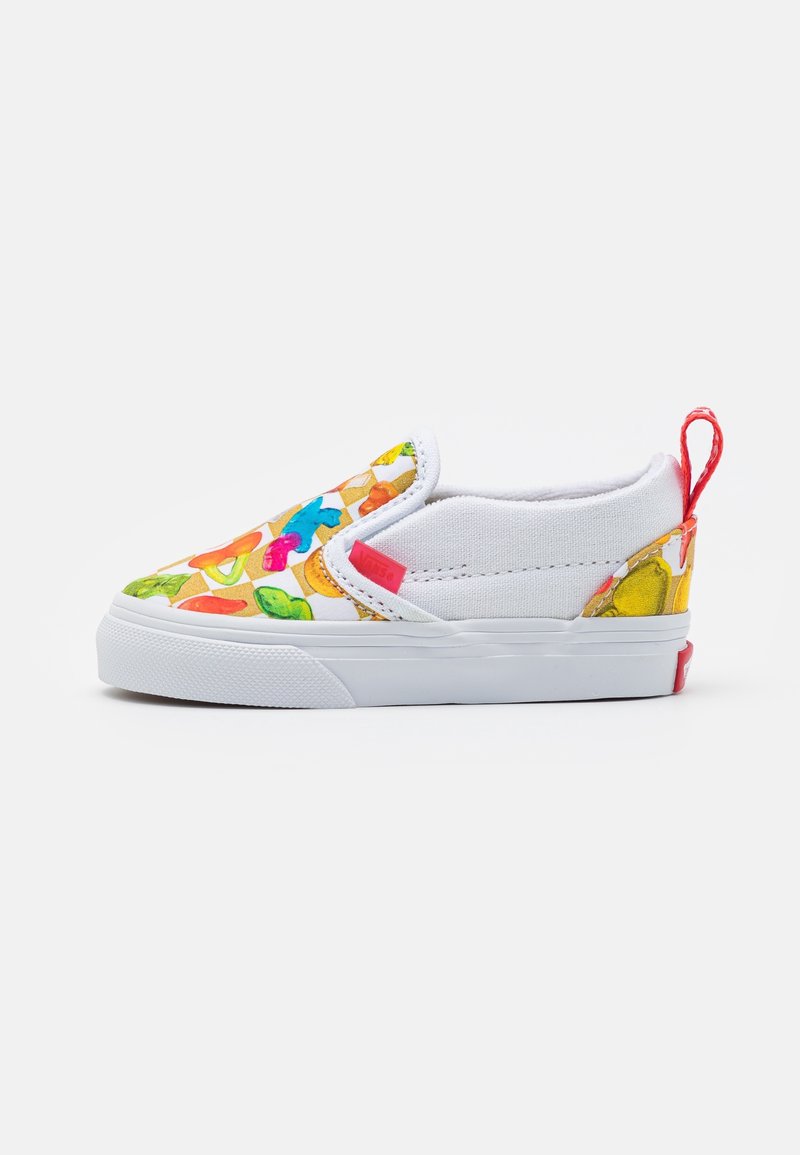 Sneaker multicolore à enfiler avec une tige en toile blanche, arborant un motif ludique de bonbons, des accents élastiques sur les côtés et une languette rouge pour faciliter l'enfilage.
