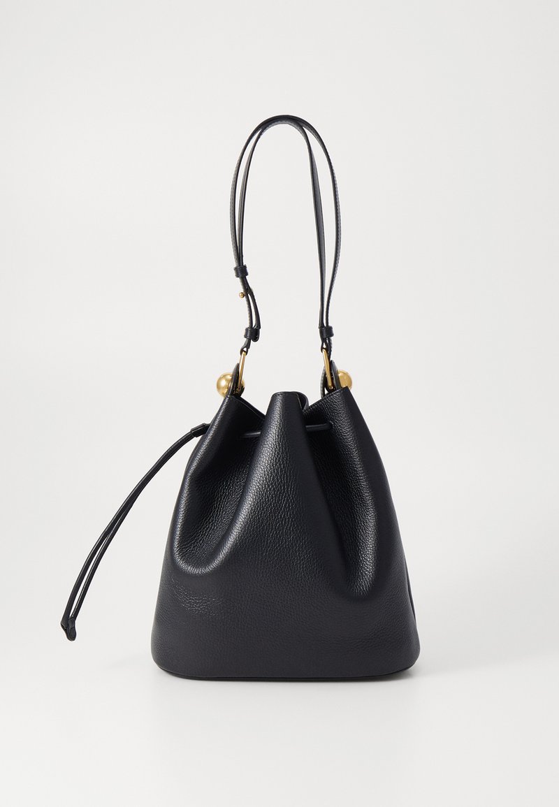 Borsa a secchiello in pelle nera con superficie testurizzata, doppi manici, dettagli in metallo dorato e chiusura con cordoncino regolabile.