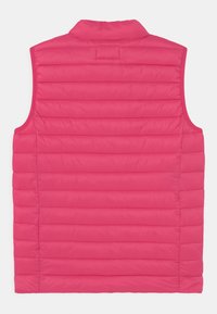 Gilet imbottito leggero rosa con sezioni trapuntate orizzontali e colletto alto. Senza maniche, texture liscia e senza hardware visibile.