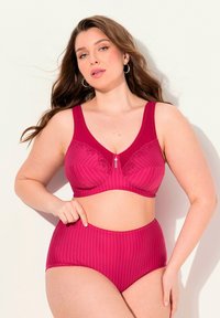 Ensemble de lingerie à rayures magenta comprenant un soutien-gorge avec des détails en dentelle et une fermeture éclair, associé à un slip taille haute. Texture de tissu lisse.