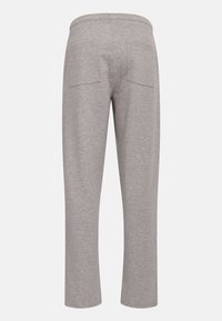 Pantalones de algodón grises con cinturilla elástica, dos bolsillos traseros y piernas rectas. Textura suave y apariencia ligera.