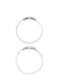 Silberner Ring mit einem glatten Band und einer strukturierten, detaillierten Oberseite, die ein Clusterdesign zeigt. Reflektierende Oberfläche, minimalistische und elegante Form.