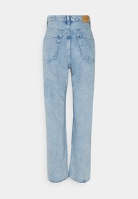 Jeans de denim azul claro con un corte recto, que presentan dos bolsillos traseros y costuras visibles en la cintura y los dobladillos.