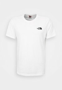 Camiseta de algodón blanca con cuello redondo, mangas cortas y un pequeño logo negro en el lado izquierdo del pecho. Textura suave, ajuste estándar.