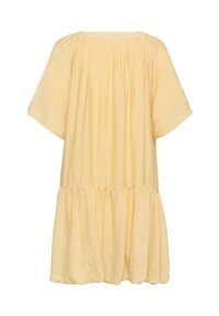 Robe jaune loose à manches courtes avec un col froncé et un ourlet à volants, fabriquée en tissu léger légèrement texturé.