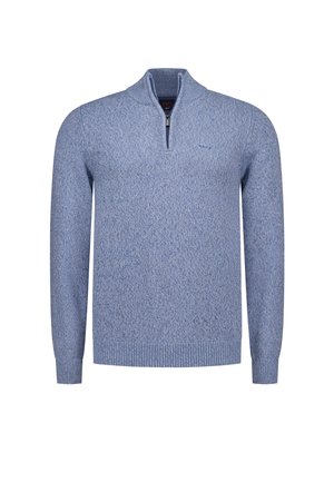 Lichtblauwe gebreide trui met een kwart-ritssluiting bij de kraag, geribbelde manchetten en zoom. De textuur heeft een subtiel melangepatroon door het hele kledingstuk.