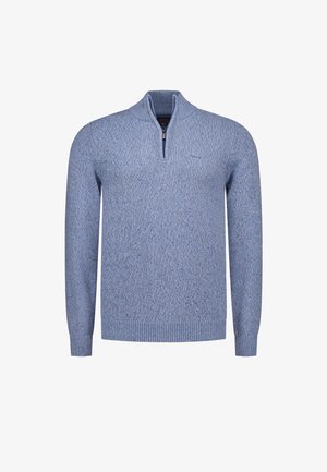 Lichtblauwe gebreide trui met een kwart-ritssluiting bij de kraag, geribbelde manchetten en zoom. De textuur heeft een subtiel melangepatroon door het hele kledingstuk.