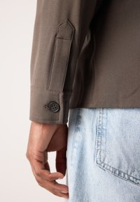 Lindbergh SUPERFLEX  - Jachetă de vară - khaki