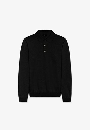 Fekete hosszú ujjú polo pulóver behajtott gallérral, háromgombos patttal, bordázott mandzsettával és szélekkel, fehér háttéren laposan elhelyezve.