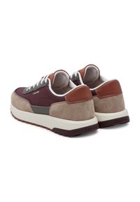 Sneakers Calvin Klein con tomaia in suede e pelle bordeaux e grigia, lacci bianchi e suola chiara a contrasto con accenti rossi.