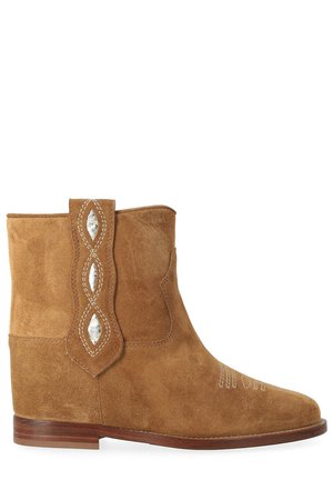 Bottine en daim fauve avec talon bas en bois, couture décorative blanche et incrustations argentées en forme de losange sur l'onglet latéral.