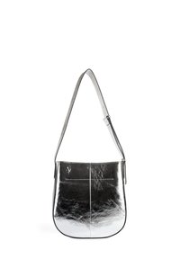 Borsa a spalla in pelle metallizzata argento, con forma curva, tracolla regolabile e design minimalista; presenta due linee di cucitura verticali sul davanti.