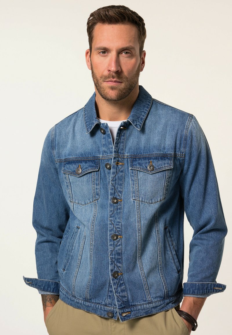 Denimjacka i medelblått, med knäppning, två bröstfickor och klassisk krage. Manschetter på ärmarna och avslappnad passform.