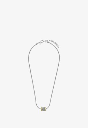 Zilveren ketting met cilindrische tweekleurige hanger met geweven textuur en gouden accentranden, verstelbare kettingsluiting.