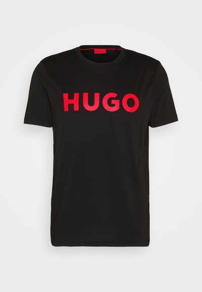 Черна памучна тениска с яркочервен текст "HUGO" на предната страна, къси ръкави, кръгло деколте и свободно прилягане.