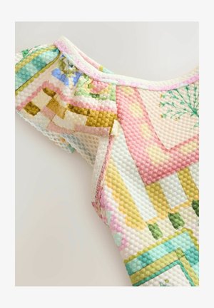 Spalvingas tekstūruotas audinys su pastelinių raštų, tokių kaip rožinė, žalia, auksinė ir mėlyna, turi raukinį kraštą ir dekoratyvinį siuvinėjimą.