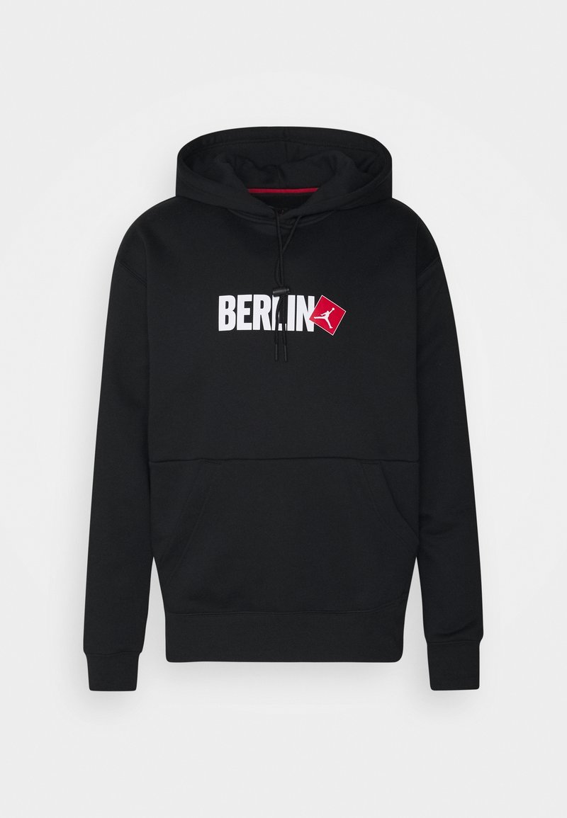 Felpa con cappuccio nera caratterizzata da un collo alto, una tasca frontale, testo "BERLIN" in bianco e un logo a rombo rosso con una silhouette.