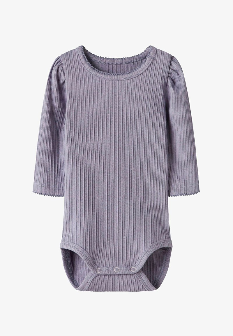 Body bébé à manches longues en maille côtelée lilas avec un col rond et des boutons-pression à l'entrejambe pour faciliter le changement de couche.