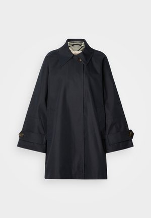 Casaco impermeável azul-marinho com gola grande, bolsos laterais e punhos com botões. Apresenta um forro interior às riscas em contraste.