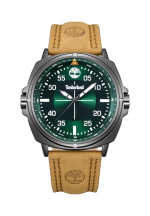 Čierne okrúhle kovové hodinky Timberland so zeleným ciferníkom, bielymi číslicami, kompasovými značkami a opaskom z hnedej kože s vyrazeným logom stromu.