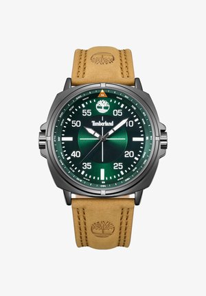 Apvalus juodas metalinis Timberland laikrodis su žaliu ciferblatu, baltomis skaitmenimis, kompaso žymomis ir rudu odiniu dirželiu, ant kurio įspaustas medžio logotipas.