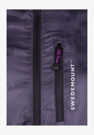 Veste d'extérieur violette avec une fermeture éclair noire, des accents en tissu noir et une étiquette logo portant l'inscription "SWEDEMOUNT" sur le devant.