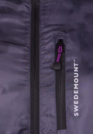 Fialová outdoorová bunda s čiernym zipsom, čiernymi látkovými detailmi a štítkom s logom "SWEDEMOUNT" na prednej strane.