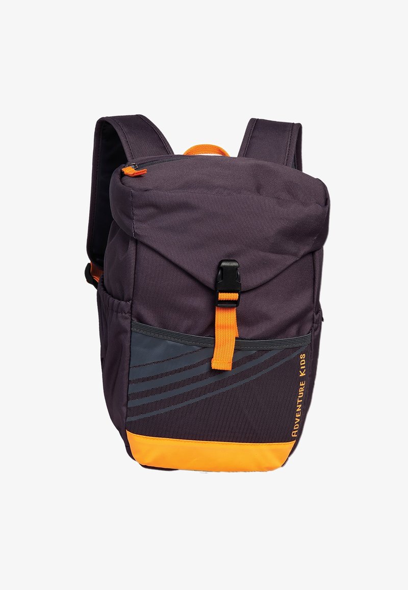 Paarse rugzak met oranje accenten, voorzien van een bovenklep, verstelbare schouders straps en een voorvak met een gestreept patroon. Gemaakt van duurzaam materiaal.
