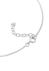 Collana in argento con un design testurizzato, chiusura rotonda e maglie regolabili per variazioni di misura.